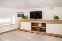 Telewizja i/lub zestaw kina domowego w obiekcie Apartments Ivo with Sea View