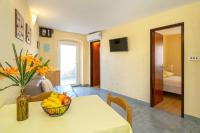 Telewizja i/lub zestaw kina domowego w obiekcie Apartments Ivo with Sea View