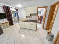 Kuchyňa alebo kuchynka v ubytovaní Apartment in Okrug Gornji 6130