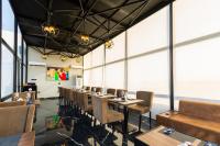 阿克拉Modern Stylish Studio Apartment的有木桌椅和大窗户的餐厅