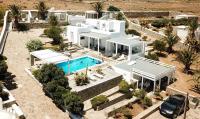 Bazén v ubytovaní Manu Mykonos Next to the Beach Quality Brand Villa & Bungalows alebo v jeho blízkosti