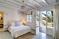 Posteľ alebo postele v izbe v ubytovaní Manu Mykonos Next to the Beach Quality Brand Villa & Bungalows