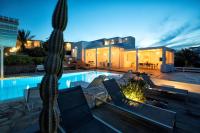 Bazén v ubytovaní Manu Mykonos Next to the Beach Quality Brand Villa & Bungalows alebo v jeho blízkosti