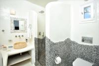 Kúpeľňa v ubytovaní Manu Mykonos Next to the Beach Quality Brand Villa & Bungalows