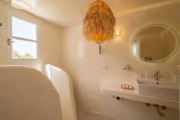 Kúpeľňa v ubytovaní Manu Mykonos Next to the Beach Quality Brand Villa & Bungalows