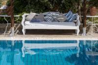Bazén v ubytovaní Manu Mykonos Next to the Beach Quality Brand Villa & Bungalows alebo v jeho blízkosti