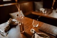 een houten tafel met een vaas met bloemen erin bij Krone Geradstetten in Remshalden