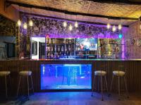 安吉利斯Vincent Resort Hotel的中间有鱼缸的酒吧