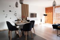 Televízia a/alebo spoločenská miestnosť v ubytovaní Apartament Słoneczny Gródek 30