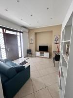 A television and/or entertainment centre at Leam Apartment 5