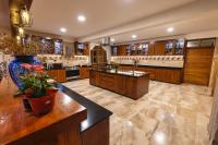 una grande cucina con armadi in legno e una grande isola di Asante Karibu House ad Arusha