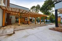 un patio esterno con pergolato in legno di Asante Karibu House ad Arusha