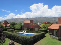 una casa con piscina en un patio en Cabañas El Maiten, en Merlo