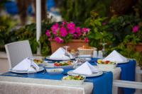 un tavolo blu con piatti di cibo sopra di Galeri Resort Hotel - Ultra All Inclusive a Okurcalar