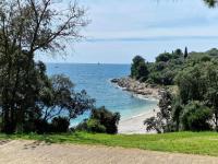 - Vistas a una playa con árboles y al océano en Paradise, en Pula