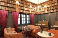 Χώρος καθιστικού στο Hotel Royer Urbana Champaign, Tapestry Collection by Hilton