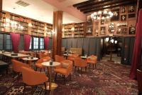 Χώρος καθιστικού στο Hotel Royer Urbana Champaign, Tapestry Collection by Hilton