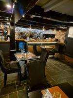 een restaurant met tafels en stoelen en een bar bij OXOX - Room Only Accommodation in Polperro