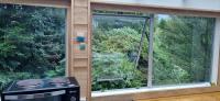 eine Küche mit einem Fenster mit Gartenblick in der Unterkunft Rameka Chalet in Takaka