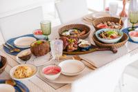 Una mesa cubierta con platos y cuencos de comida en The Mark Resort Cebu, en Lapu Lapu City