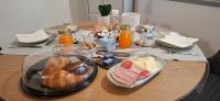 Jedlo v ubytovaní bed & breakfast alebo blízkom okolí