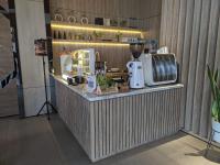 Příslušenství pro přípravu čaje a kávy v ubytování The Mango Suites by Flat06