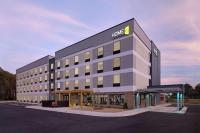 Un gran edificio con un cartel encima. en Home2 Suites By Hilton Conyers Atlanta, en Conyers