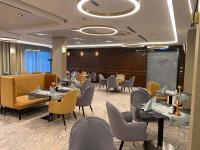 ティサウーイバーロシュにあるTisia Hotel & Spaのテーブルと椅子、座席