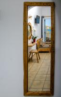 Televízia a/alebo spoločenská miestnosť v ubytovaní Hotel Livadia