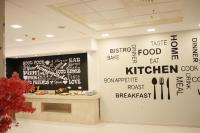 un restaurante con una pared con escritura. en Gloria Aqua Park Hotel, en Asuán