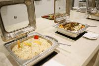 Dos bandejas de comida en un mostrador con arroz. en Gloria Aqua Park Hotel, en Asuán