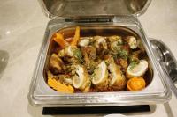 un recipiente de plástico de alimentos con carne y hortalizas en Gloria Aqua Park Hotel, en Asuán