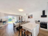Kuchyňa alebo kuchynka v ubytovaní PENI 168A - Belle maison avec piscine