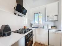 Kuchyňa alebo kuchynka v ubytovaní PENI 168A - Belle maison avec piscine