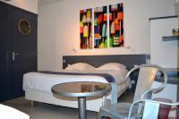 Un ou plusieurs lits dans un h&eacute;bergement de l&#39;&eacute;tablissement Hotel La Marine, Vieux Port