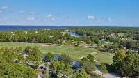 eine Aussicht über einen Golfplatz mit Bäumen und Wasser in der Unterkunft Hotel Effie Sandestin Resort, Autograph Collection in Destin