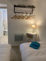Ein Bett oder Betten in einem Zimmer der Unterkunft Le Petit Chene