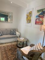 ein Wohnzimmer mit einer Couch und einem Tisch in der Unterkunft Le Petit Chene in Le Castellet