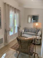 ein Wohnzimmer mit einer Couch und einem Fenster in der Unterkunft Le Petit Chene in Le Castellet