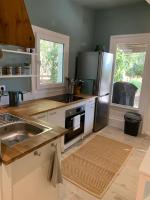 eine Küche mit einem Kühlschrank aus Edelstahl und einer Spüle in der Unterkunft Le Petit Chene in Le Castellet