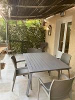 Ein Patio oder anderer Außenbereich in der Unterkunft Le Petit Chene
