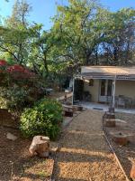 einen Hof mit einem Haus mit einer Veranda in der Unterkunft Le Petit Chene in Le Castellet