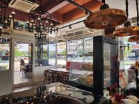 Un restaurante con mesas, sillas y lámparas de araña. en M Boutique Hotel, en Ipoh