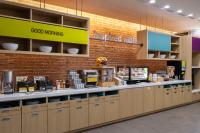 Home2 Suites By Hilton Phoenix Downtownにあるキッチンまたは簡易キッチン