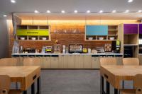 Home2 Suites By Hilton Phoenix Downtownにあるキッチンまたは簡易キッチン