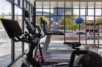Home2 Suites By Hilton Phoenix Downtownにあるフィットネスセンターまたはフィットネス設備