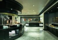 ソウルにあるKensington Hotel Yeouidoの黒いカウンターと大きなキッチンを備えた大きなキッチン