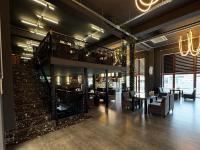 巴库阿尔普酒店 的大堂设有楼梯和桌椅