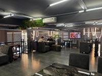 巴库阿尔普酒店 的一间两人坐在桌子上的餐厅