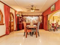 een eetkamer met een tafel en stoelen bij Casta Diva Boutique Hotel in Pretoria